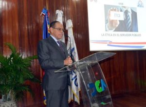 Director de Etica dice sustraer dinero público es “apuñalar la democracia” Director de Etica dice sustraer dinero público es “apuñalar la democracia”