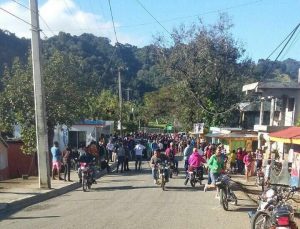 SAN CRISTOBAL: Queman gomas y otros objetos en reclamo de obras