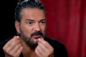 Fiscalía cita a Ricardo Arjona por litigio con empresario