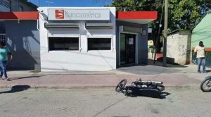 VICENTE NOBLE: Policía mata uno de 3 sujetos intentaron asaltar un banco