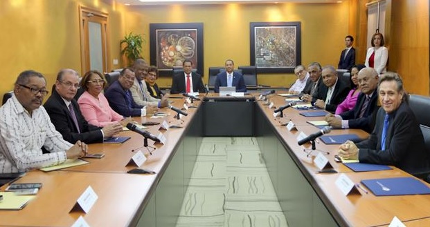 Ordenan a bancos RD que desestimen cobro impuesto 1.15 a transferencias imagen