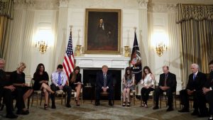 EE,UU: Trump sugiere dar armas a profesores para proteger estudiantes