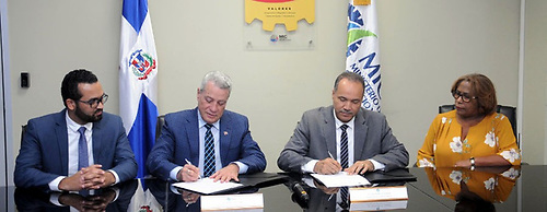 Responsables del MICM firman Código de Pautas Éticas imagen
