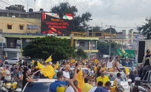 Santiago se viste de amarillo con una multitudinaria caravana de las Águilas Santiago se viste de amarillo con una multitudinaria caravana de las Águilas