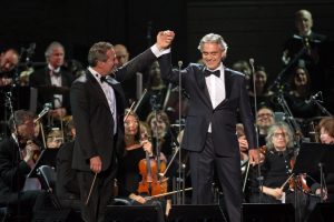 Bocelli presenta concierto a casa llena y destaca actuación de talento nativo