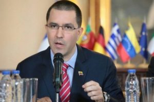 Canciller venezolano acusa a su homólogo chileno burlarse del diálogo