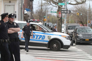 Rescatan cadáver de un río; hallan bebé muerto en parque de Queens