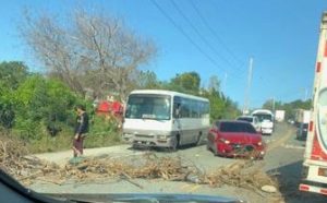 AZUA: Estudiantes bloquean carretera en demanda transporte escolar