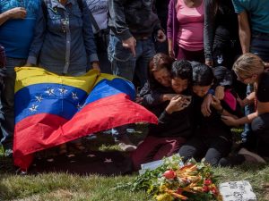 Venezuela: Sepultan mineros muertos en enfrentamiento con militares