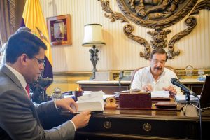 David Collado firma acuerdo con alcalde de Guayaquil