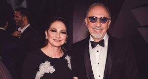 Milly, Johnny y Wilfrido acompañan latinos en alfombra Premios Lo Nuestro