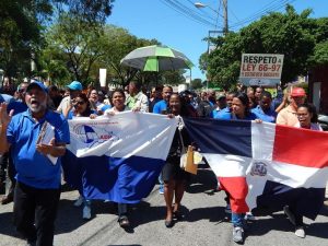 BARAHONA: Cientos maestros marchan por reivindicaciones