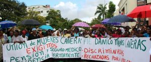 Mujeres de los bateyes exigen frente al Palacio cédula, seguro y jubilación