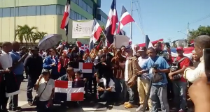 Protestan frente al Congreso contra Danilo y su política «pro haitiana»