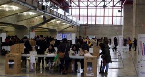 ECUADOR: Miles votan en referendo que enfrenta a Correa y Moreno