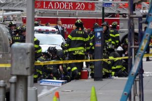 Muere hombre golpeado por trozo escalera se desprendió de edificio