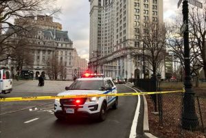 Hombre se suicida frente a la Alcaldía de Nueva York Hombre se suicida frente a la Alcaldía de Nueva York