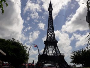 Removerán réplica de la Torre Eiffel ubicada frente a Plaza de la Bandera
