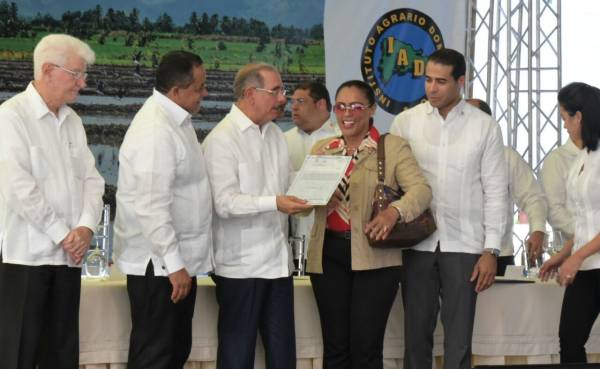 PERAVIA: Presidente Medina entrega 1,281 títulos finales a productores imagen