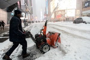 NUEVA YORK: Continúan labores de limpieza tras azote de Toby