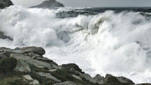 GASPAR HERNANDEZ: El fuerte oleaje afecta a 18 viviendas