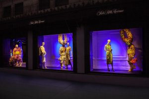 Exhiben «Lechones de Santiago» en vitrinas de Saks Fith Avenue