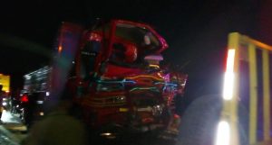 AZUA: Tres muertos y siete heridos deja choque entre camión y jeepeta