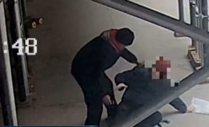 Policía persigue hombre arrebata bastón a anciano y le roba cartera