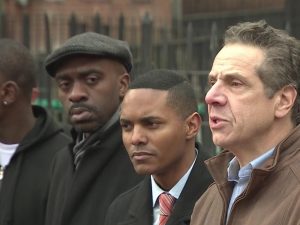 Gobernador describe «repugnantes» condiciones viviendas públicas