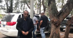 Apresan en el AILA exfuncionario Alcaldía Santiago acusado desfalco