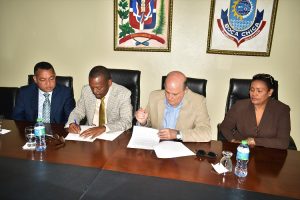 BOCA CHICA: Alcaldía firma acuerdo busca preservar recursos costeros