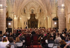 Más de cien voces y músicos concitan ovación en Concierto de Viernes Santo