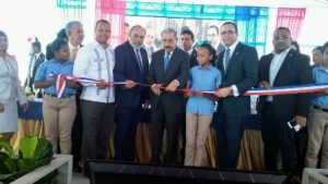 Presidente Medina inaugura escuela básica en Villa Tropicalia en SDE