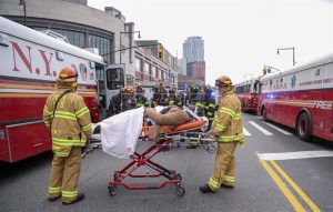 NUEVA YORK: Dos niños muertos y tres heridos por atropello de carro