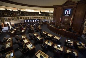 Senado de Florida aprueba proyecto para aumentar seguridad en escuelas