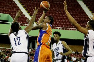 Huellas del Siglo y Mauricio Báez ganan en baloncesto DN Huellas del Siglo y Mauricio Báez ganan en baloncesto DN