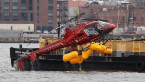 Helicóptero cayó al East River pudo perder combustible por accidente