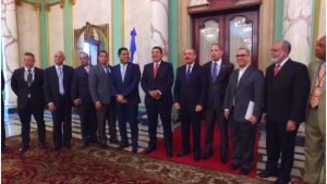 Presidente Medina recibe comisión autoridades y dirigentes de La Vega
