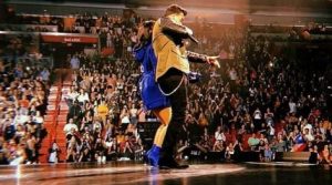 Lovato y Fonsi interpretan por primera vez “Échame la culpa”