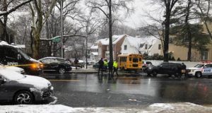 Mujer muere impactada por autobús escolar Mujer muere impactada por autobús escolar