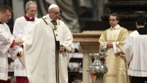 Papa Francisco preside misa del Jueves Santo; lava los pies a doce reclusos