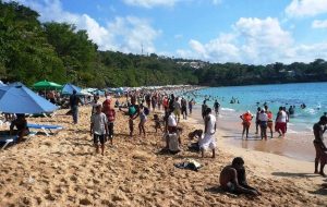 Cientos de personas disfrutan de las playas del norte tras cesar alerta