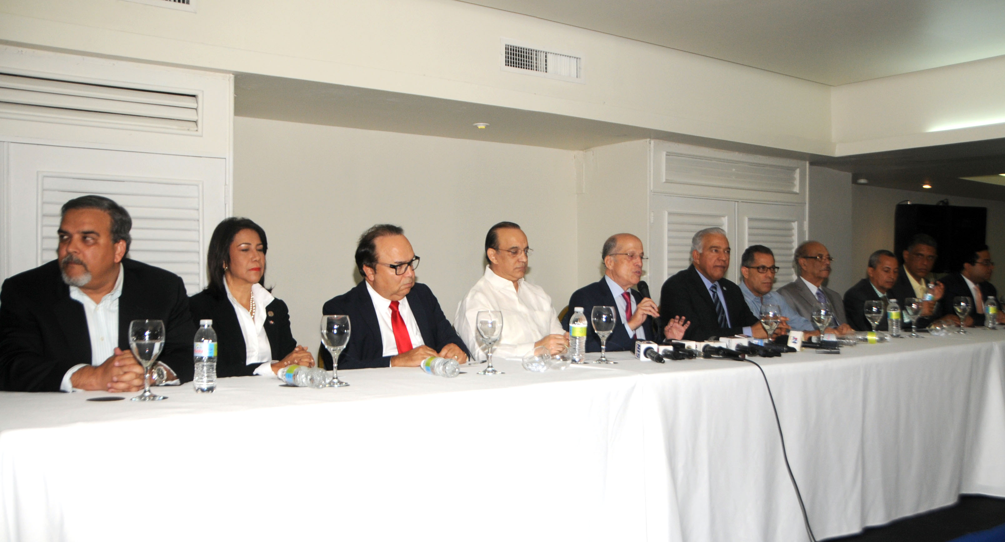 Nueve partidos de oposición sugieren que la JCE transporte a los votantes imagen