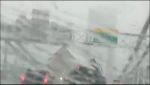 La furia del viento hizo volcar a un camión en medio de un puente