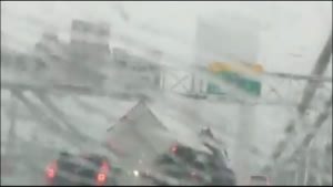 La furia del viento hizo volcar a un camión en medio de un puente