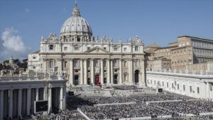 El Vaticano acusa exdirector de su banco malversar 50 millones euros El Vaticano acusa exdirector de su banco malversar 50 millones euros