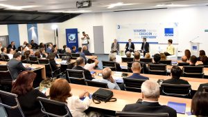 Ministro asegura uso tecnologías en escuelas ayudará competitividad