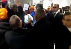 Ranfis Trujillo es recibido con algarabía en el aeropuerto JFK