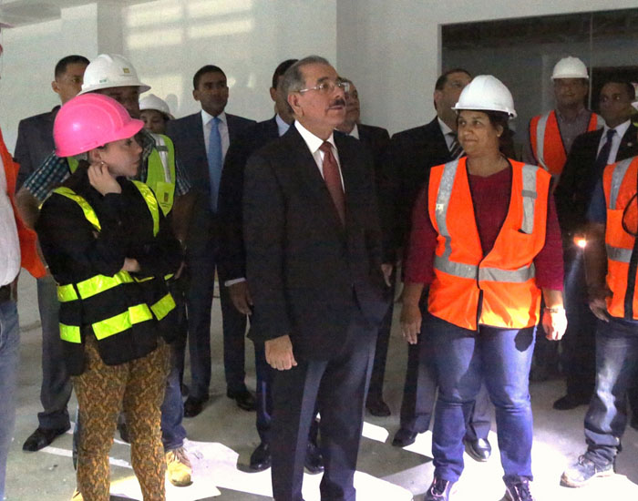 Medina supervisa los trabajos de construcción CAID S. Domingo Este imagen