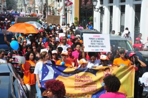 Multitud marcha en Santo Domingo por los derechos de las mujeres y el aborto